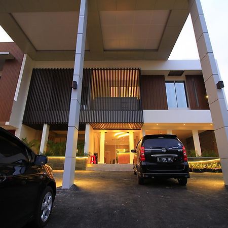 Vinotel Cirebon Esterno foto